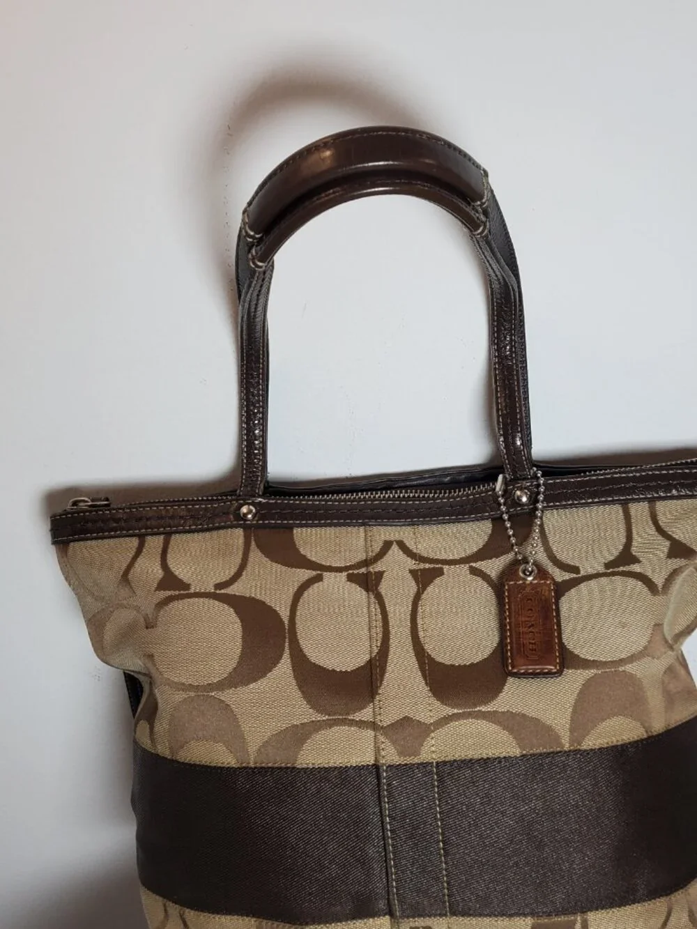 32. COACH SIGNATURE LOGO MEDIUM ZIP TOP SHOULDER BAG BROWN/BEIGE LINED POCKETS